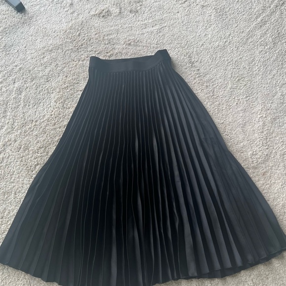 H&M pleated Skirt - Picture 3 of 4